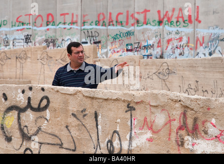Autorità Palestinese Betlemme Aida Refugee Camp Abdelfattah Abusrour a muro israeliano Foto Stock