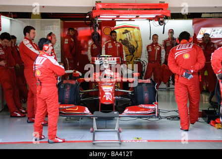 Kimi RAEIKKOENEN in Ferrari F60 race car durante un test di Formula Uno in sessioni di marzo 2009 Foto Stock