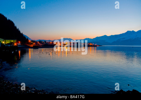 Alba sopra le luci di Seward e Risurrezione Bay con le Kenai Mountains in background, Alaska Foto Stock