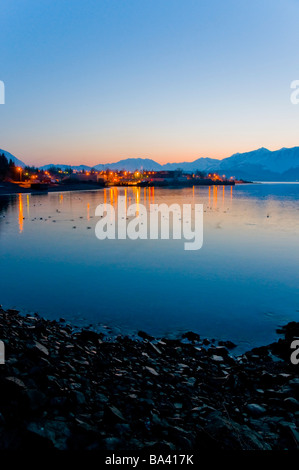 Alba sopra le luci di Seward e Risurrezione Bay con le Kenai Mountains in background, Alaska Foto Stock