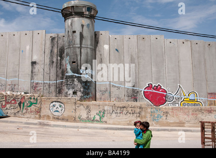 Autorità Palestinese Betlemme Aida Refugee Camp muro israeliano e la torre di guardia Foto Stock