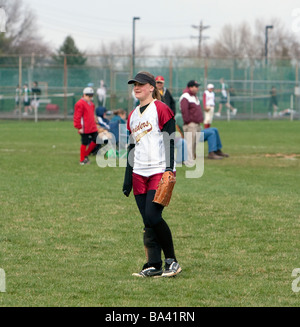 Una delle ragazze highschool softball gioco. Foto Stock