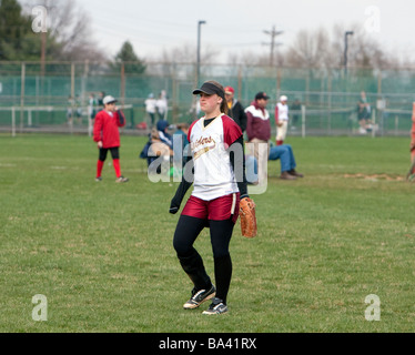 Una delle ragazze highschool softball gioco. Foto Stock