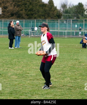 Una delle ragazze highschool softball gioco. Foto Stock