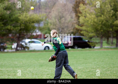 Una delle ragazze highschool softball gioco. Foto Stock