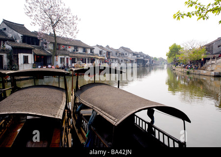 La Cina nella provincia di Zhejiang Xitang antica città scenica imbarcazioni a remi Foto Stock