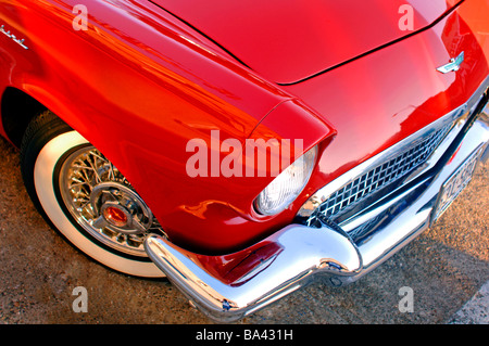 Luccicanti red1957 Ford Thunderbird convertibile, parcheggiato su strada nella zona lakewood di Dallas. Foto Stock