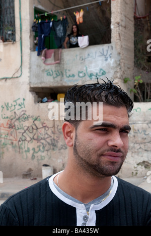 Autorità Palestinese Betlemme Aida Refugee Camp un gruppo di giovani uomini vicino al muro israeliano Foto Stock