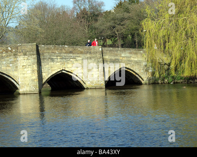 Il vecchio 1300 packhorse ponte sopra il fiume Wye a Bakewell,Derbyshire. Foto Stock