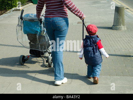 Madre dei bimbi a piedi Foto Stock