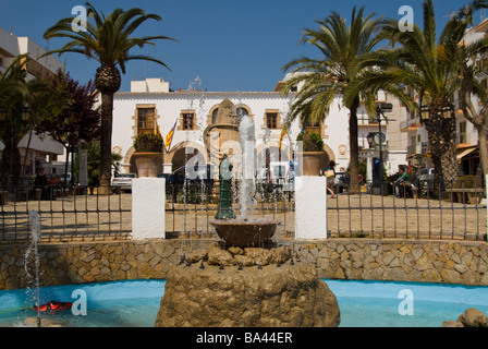 Fontana della Plaza España e Municipio di Santa Eulalia, Ibiza, Spagna. Foto Stock