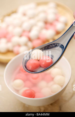 Gnocchi in cucchiaio gnocchi fatti di riso dolce arrotolato in sfere e farcite con sia dolce Foto Stock