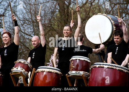 Membri della Feniks Taiko giapponese drumming preforma di gruppo nel giardino giapponese in Hasselt, Belgio Foto Stock