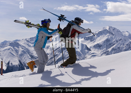 Highland-albero neve fresca sciatore-interna va in salita porta sci sul lato montagne serie persone le donne a basso snow-Hillside Foto Stock