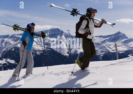 Highland-albero neve fresca sciatore-interna va in salita porta sci sul lato montagne serie persone le donne a basso snow-Hillside Foto Stock