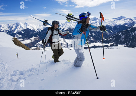 Highland-albero neve fresca sciatore-interna va in salita porta sci montagne serie persone le donne a basso snow-collina bassa Salita neve Foto Stock