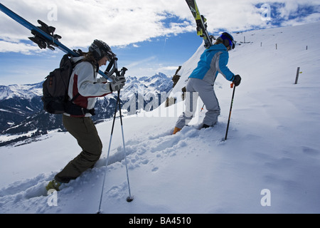 Highland-albero neve fresca sciatore-interna va in salita porta sci montagne serie persone le donne a basso snow-collina bassa Salita neve Foto Stock