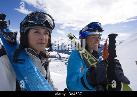 Highland-albero neve fresca sciatore-interna va in salita porta sci vista ritratto gode di montagne serie persone donne ski-abbigliamento Foto Stock