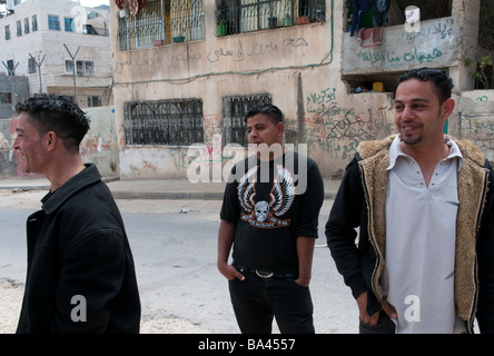 Autorità Palestinese Betlemme Aida Refugee Camp un gruppo di giovani uomini vicino al muro israeliano Foto Stock
