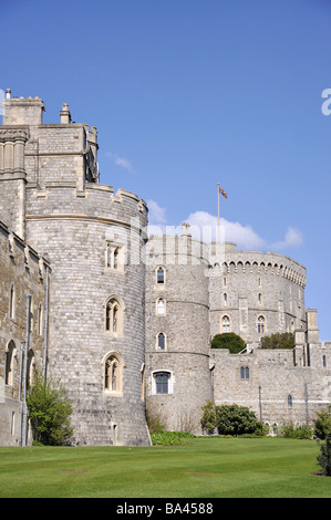 La torre rotonda e delle mura del castello, la Collina del Castello, il Castello di Windsor, Windsor, Berkshire, Inghilterra, Regno Unito Foto Stock