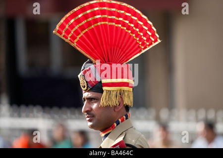 Un soldato indiano indossa elaborato abito di testa la preparazione per la cerimonia di chiusura di confine con il Pakistan a Attari - Wagah Foto Stock