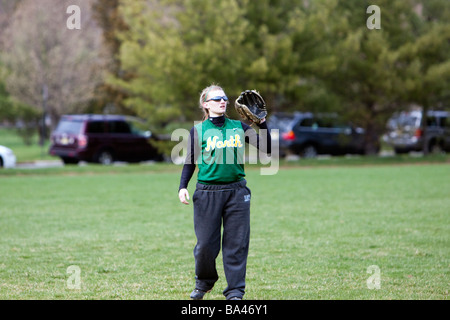 Una delle ragazze highschool softball gioco. Foto Stock