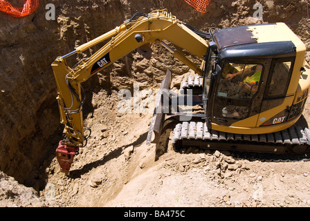 Martello demolitore idraulico barra attaccata alla pista escavatore montato. Utilizzato per interrompere la hard rock in scavi . Foto Stock