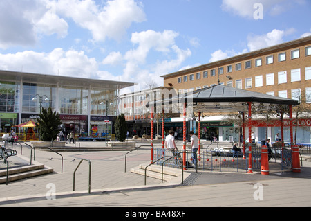 Queens Square, Crawley, West Sussex, in Inghilterra, Regno Unito Foto Stock