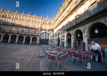 Ristorante tavoli su Plaza Mayor al mattino presto città di Salamanca comunità autonoma di Castiglia e Leon Spagna Foto Stock