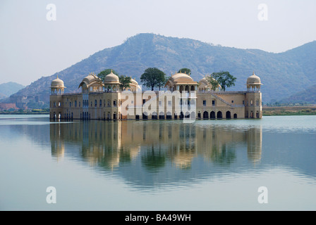 Jal Mahal Palace. Palace si trova nel mezzo dell'uomo Sagar lago nella città di Jaipur, Rajasthan , India Foto Stock