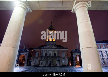 Il Bedford Hall e Torre incorniciata da gli Appartamenti di Stato colonne Castello di Dublino Dublino Irlanda Foto Stock