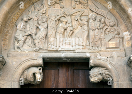 Scultura romanica su una porta San Isidoro basilica città di Leon comunità autonoma di Castilla y Leon Spagna settentrionale Foto Stock