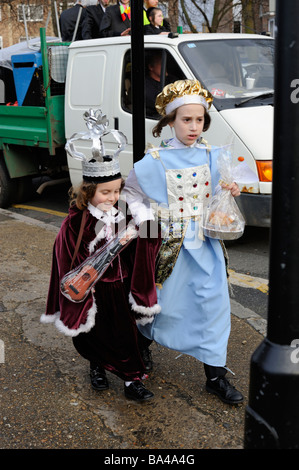 Ebrea ortodossa bambini vestita a festa di Purim in una strada a Stamford Hill, Londra Foto Stock