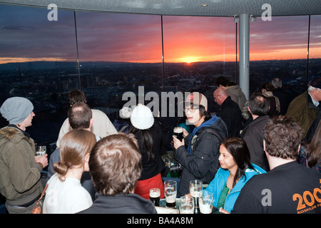 I clienti al bar Gravity sulla parte superiore della Guinness Storehouse Dublino Irlanda Foto Stock