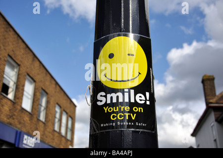 'Smile sei su CCTV' avviso, High Street, Crawley, West Sussex, in Inghilterra, Regno Unito Foto Stock