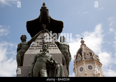 Una statua di Simon Bolivar, il liberatore dalla regola spagnola, situato presso la chiesa di San Francisco nella vecchia città di Panama. Foto Stock