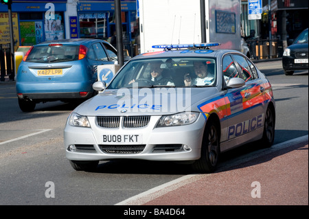 Argento BMW auto della polizia guida lungo una strada trafficata in London Inghilterra England Foto Stock