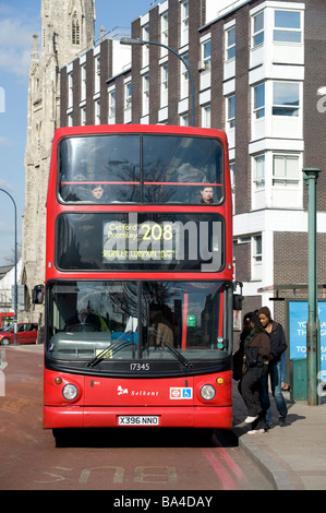 I passeggeri di salire a bordo di un bus rosso a due piani ad una fermata di autobus di Lewisham Londra Foto Stock