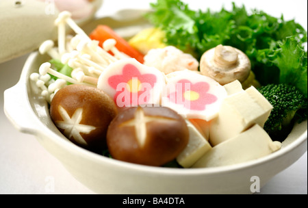 Pentola di verdure crude funghi e tofu close up Foto Stock