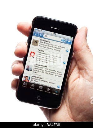 Smartphone iPhone smart phone telefono mobile che mostra i tweet in una applicazione twitter Foto Stock