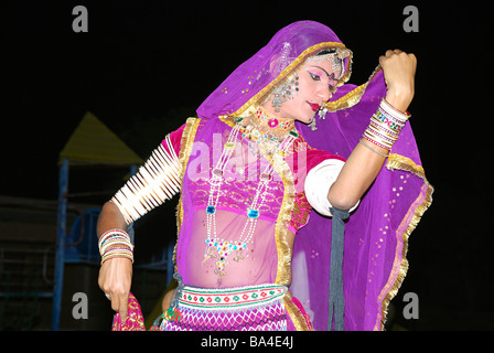 Amale ballerini folk vestita come una femmina in tipico costume di Rajasthani presentando una forma di danza, stato del Rajasthan, India. Foto Stock