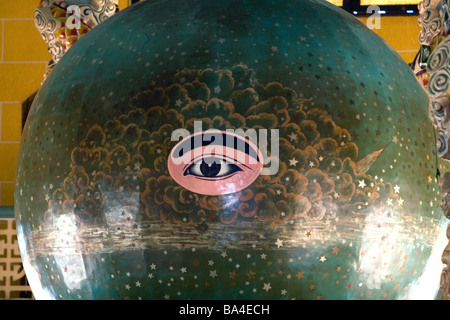 Sfera raffigurante occhio divino all'interno del Tay Ninh Santa Sede a Tay Ninh Vietnam Foto Stock