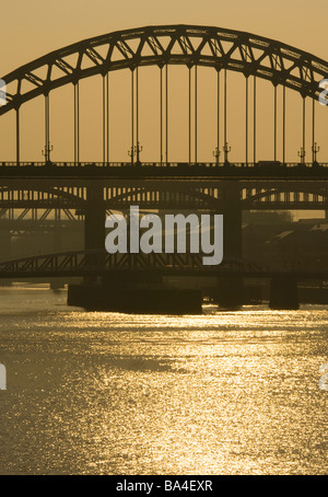 Visualizza in basso il fiume Tyne e ponti nel tardo pomeriggio, Newcastle upon tyne, Gateshead, Inghilterra. Foto Stock