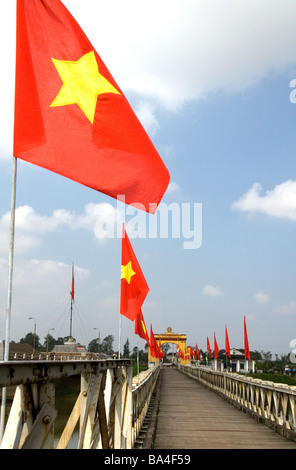 Memorial portale di Ho Chi Minh all'Hien Luong bridge spanning Ben Hai fiume nella provincia di Quang Tri Vietnam Foto Stock