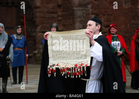 Ritorno in patria Indipendenza evento  chierici In Costume al rievocazione della Dichiarazione di Arbroath, Angus, Scozia, Regno Unito Foto Stock