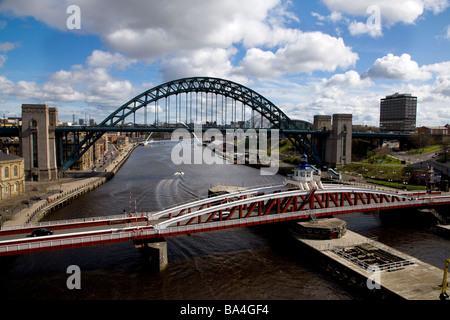 Visualizza in basso il fiume Tyne e ponti, Newcastle upon Tyne, Gateshead, Inghilterra Foto Stock