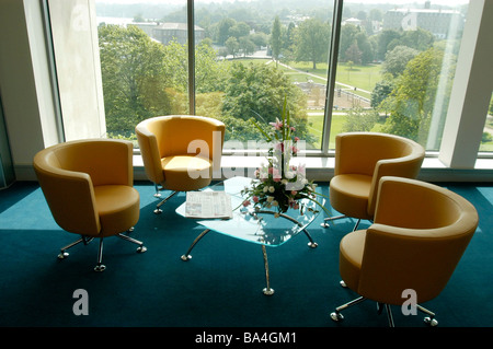 Quattro sedie nell'area di attesa che si affaccia su un parco di Anglo Irish Bank in atrio a Waterford Foto Stock
