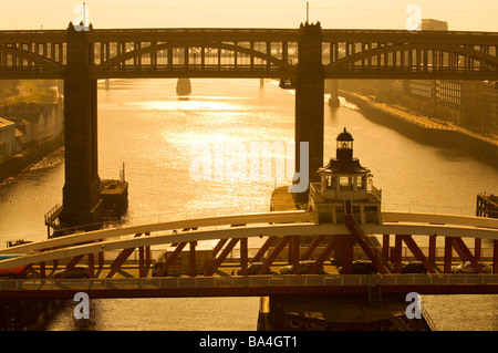 Visualizza in basso il fiume Tyne e ponti nel sole del tardo pomeriggio, Newcastle upon Tyne, Gateshead, Inghilterra. Foto Stock