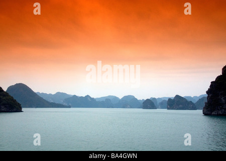 Foschia mattutina vedute della Baia di Ha Long Vietnam Foto Stock