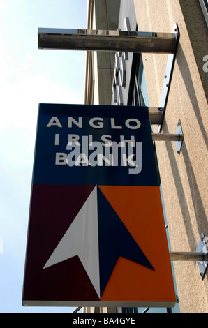 Il lato di un ramo di Anglo Irish Bank con un segno esterno appeso alla parete. Foto Stock